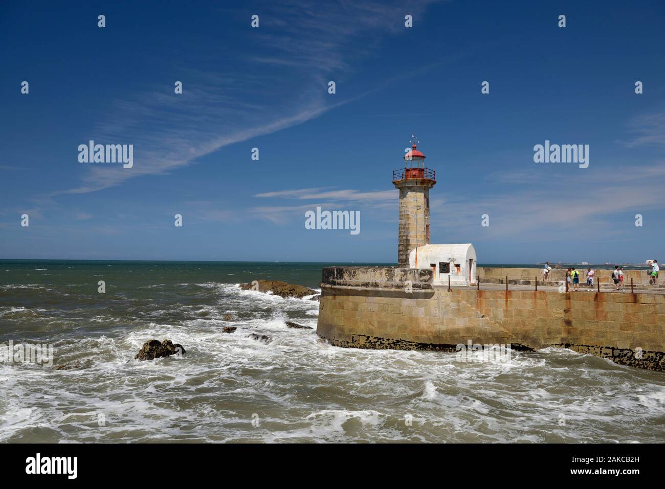 Il Portogallo, Regione Nord, Porto, Praia das Pastoras Beach, Felgueiras Pier e il faro (a destra) in corrispondenza del bordo dell'Oceano Atlantico Foto Stock