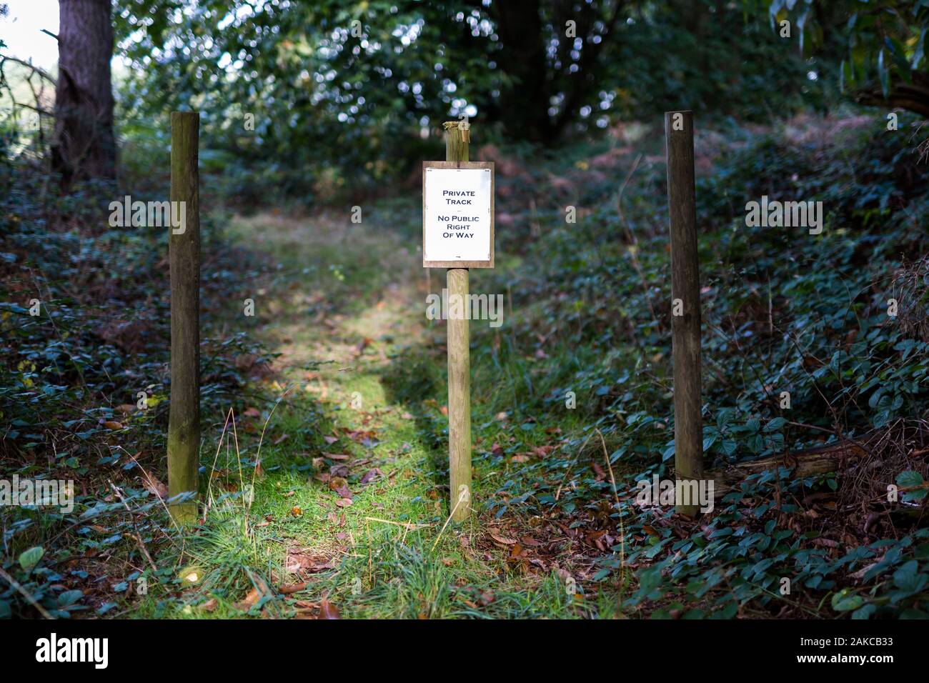 Un segno rurale che indica che si tratta di una pista privata davanti e nessun diritto di modo Foto Stock