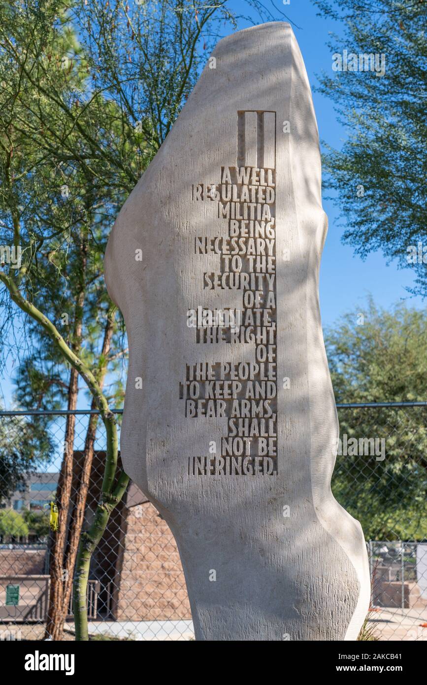 Phoenix, AZ - nov. 30, 2019: questa scultura in pietra calcarea da Kincannon Studios è inciso con il secondo emendamento e fa parte delle dieci monoliti di varyi Foto Stock