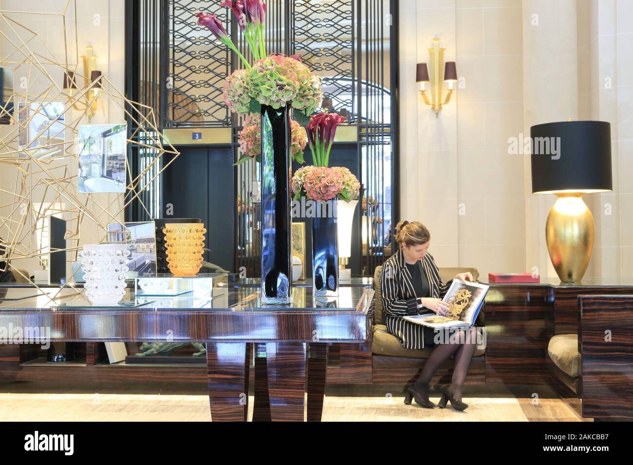 Francia, Parigi, Avenue Georges V, l'Hotel Prince de Galles (Marriott) inaugurato nel 1929, lobby decorata da Pierre-Yves Rochon Foto Stock