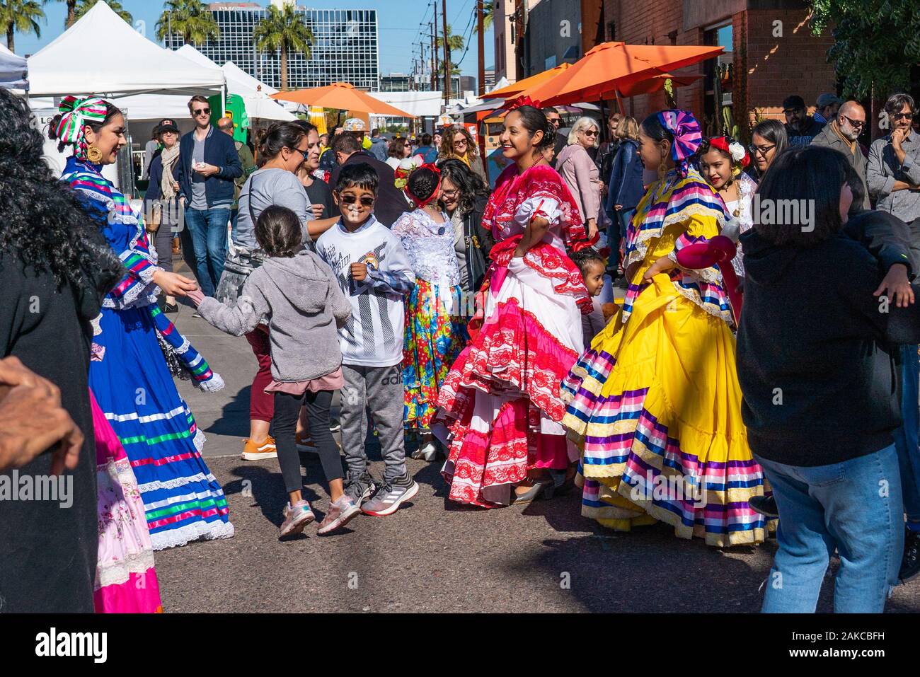 Phoenix, AZ - nov. 30, 2019: folclore locale gruppo di danza di eseguire tradizionali danze messicana e interagire con i clienti all'aria aperta agli agricoltori M Foto Stock