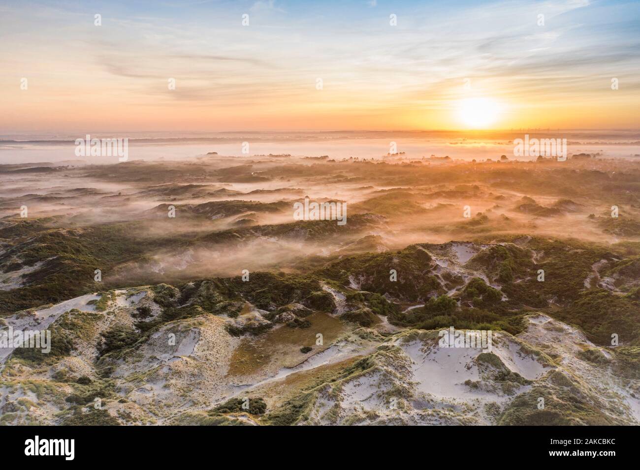 Francia, Somme (80), la baia di Authie, Fort-Mahon, le dune di Marquenterre a sunrise mentre la nebbia ancora si accoccola tra le dune; vista tra Fort Mahon e Authie Bay Foto Stock