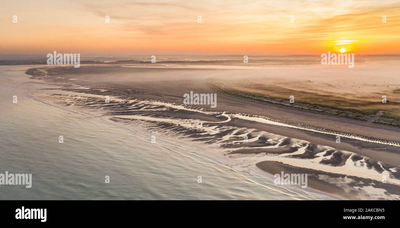Francia, Somme (80), la baia di Authie, Fort-Mahon, le dune di Marquenterre a sunrise mentre la nebbia ancora si accoccola tra le dune; vista tra Fort Mahon e Authie Bay Foto Stock