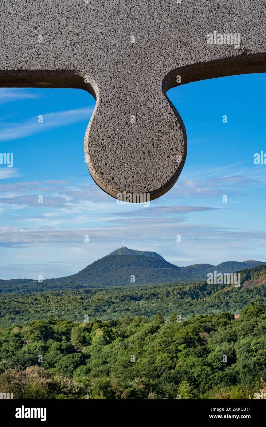 Francia, Puy de Dome, Volvic, parco naturale regionale dei vulcani di Auvergne, la Chaine des Puys, classificato come patrimonio mondiale dall UNESCO, il Puy de Dome visto attraverso Rassembler, un gigante di pietra puzzle di Volvic, opera di Thierry Courtadon Foto Stock