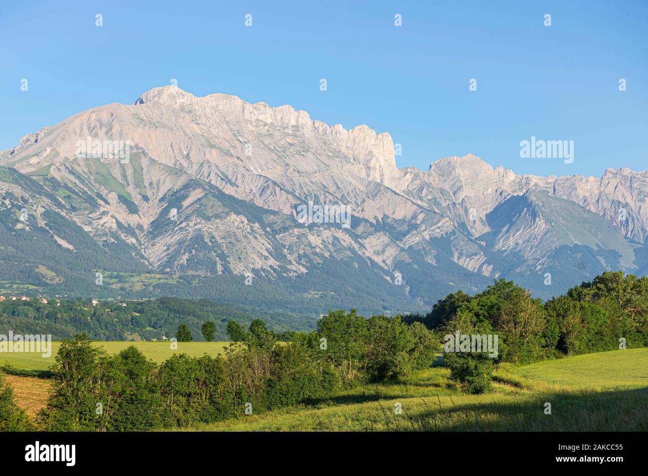 Francia, Hautes Alpes, vista dal Champsaur Valle sul Dévoluy e la montagna di Faraut Foto Stock