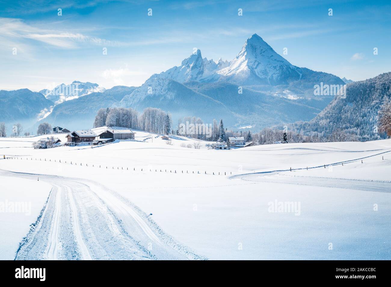 Bellissimo paesaggio invernale nelle Alpi in una fredda giornata di sole con cielo blu e nuvole Foto Stock
