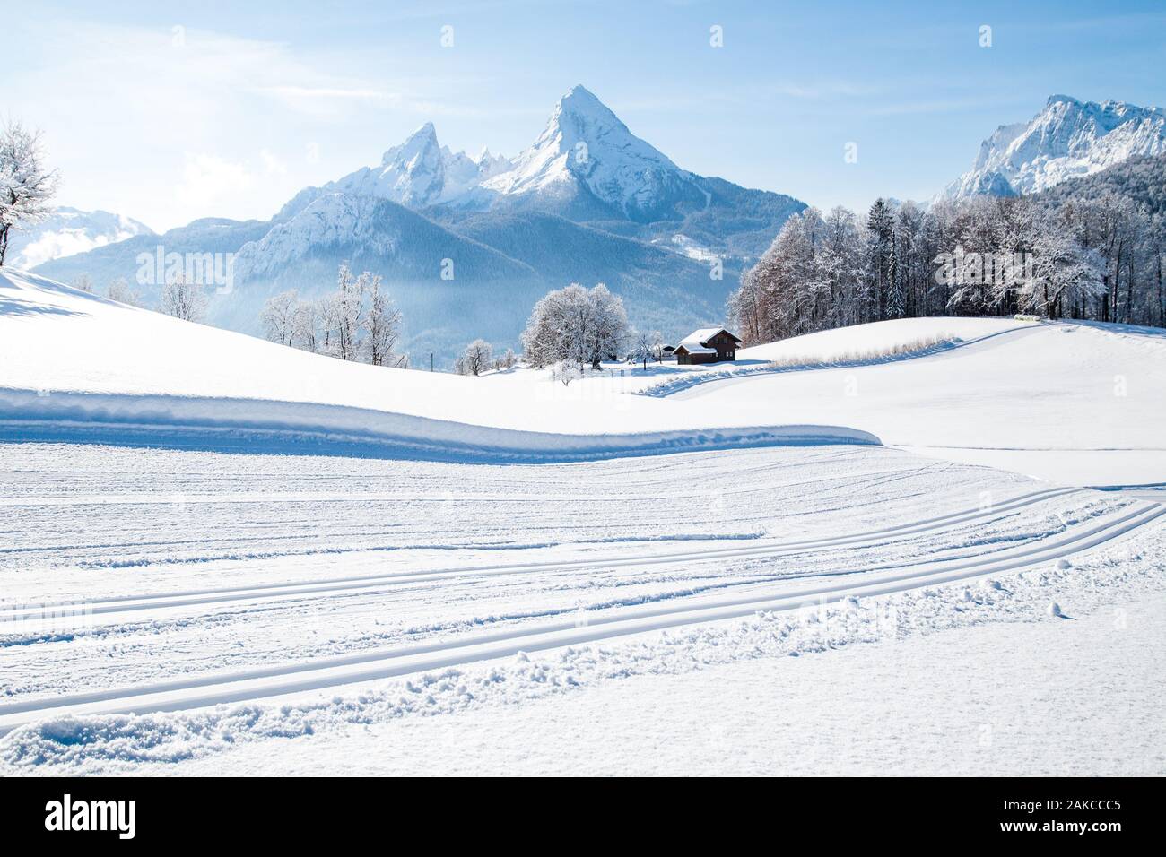 Bella winter wonderland paesaggio di montagna delle Alpi con lo sci di fondo sulla pista di New Scenic 5 posti una fredda giornata soleggiata con cielo blu e nuvole Foto Stock