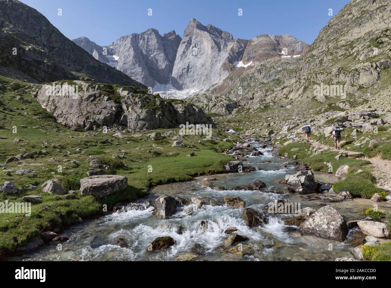 Francia, Hautes Pirenei, Cauterets, Gaube valle, escursionisti sul sentiero a picco Vignemale 3298 m Foto Stock