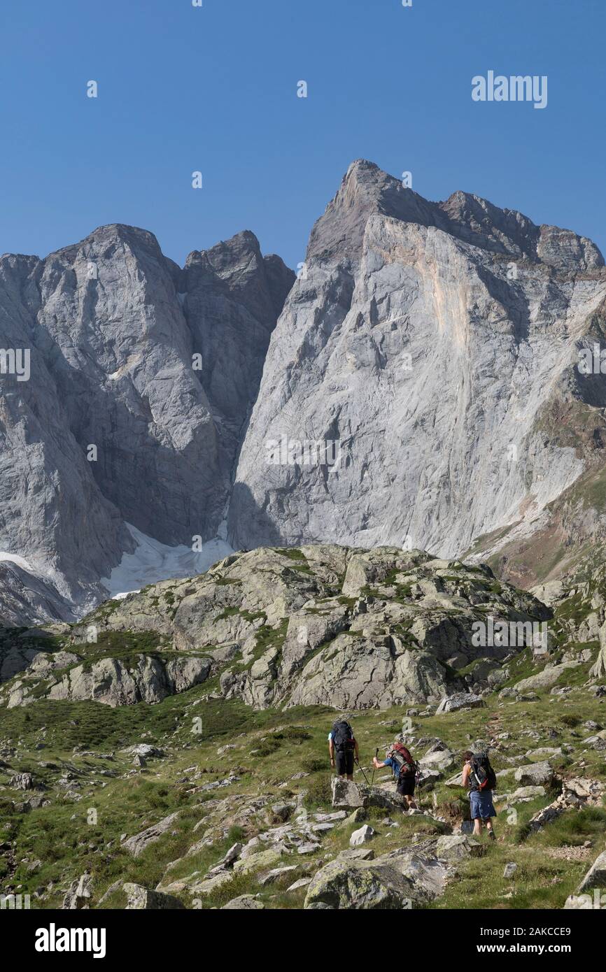 Francia, Hautes Pirenei, Cauterets, Gaube valle, escursionisti sul sentiero a picco Vignemale 3298 m Foto Stock