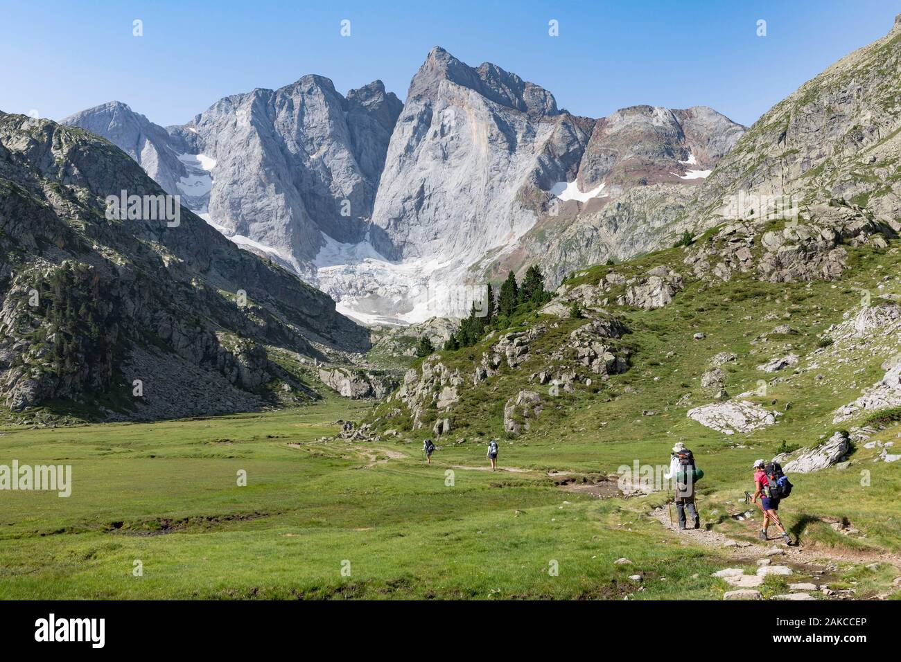 Francia, Hautes Pirenei, Cauterets, Gaube valle, escursionisti sul sentiero a picco Vignemale 3298 m Foto Stock