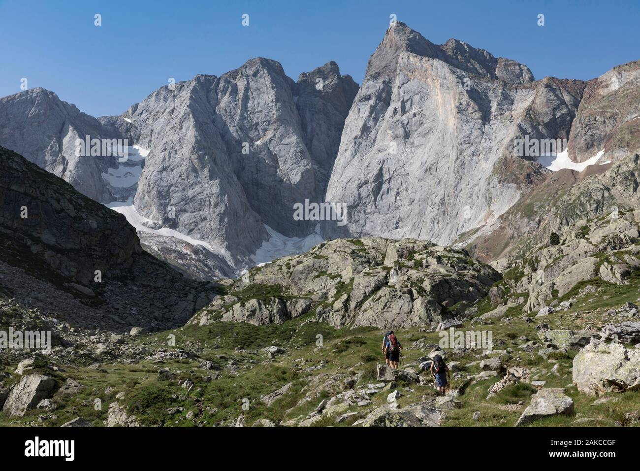 Francia, Hautes Pirenei, Cauterets, Gaube valle, escursionisti sul sentiero a picco Vignemale 3298 m Foto Stock