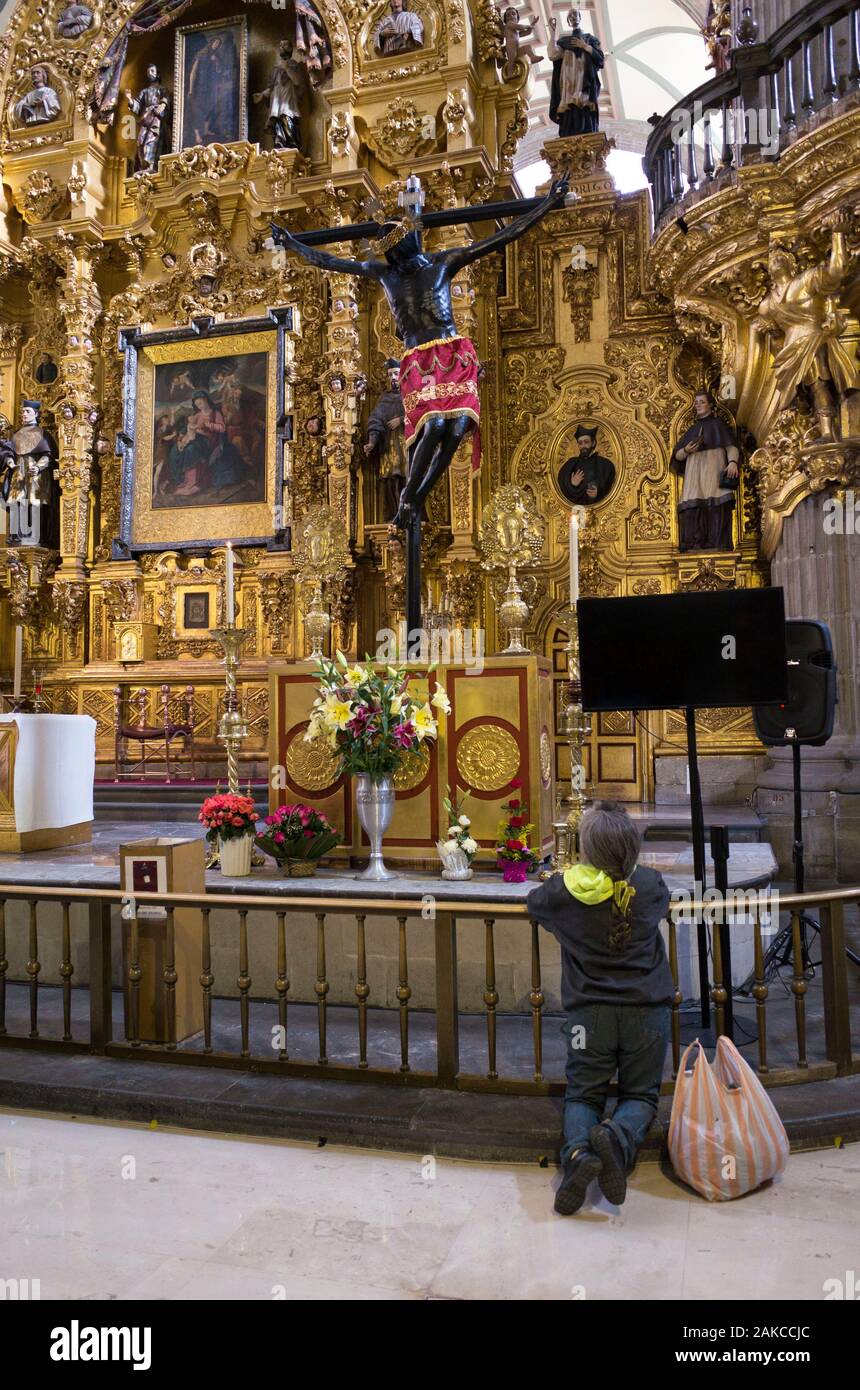 Messico, Città del Messico, interno della Cattedrale Metropolitana, baroccan retablo e Cristo nero Foto Stock