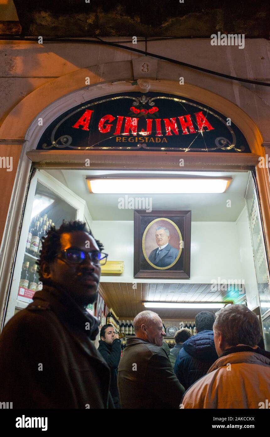 Il Portogallo, Lisbona, quartiere Baixa, il piccolo shop un ginjinha serve ormai da decenni un liquore fatto con le ciliegie Foto Stock