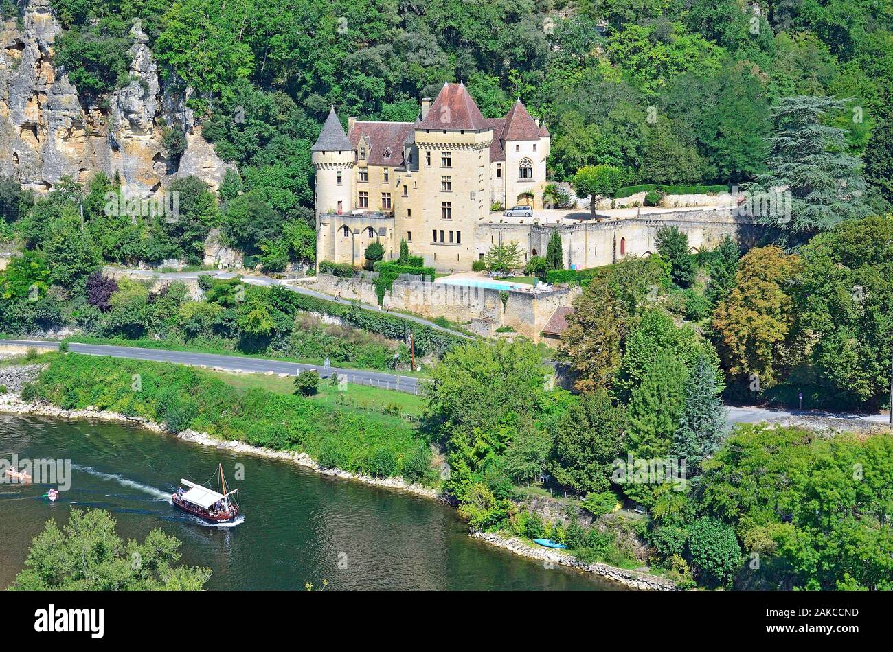 Francia, Dordogne, Perigord Noir, Valle della Dordogna, La Roque Gageac, etichettati Les Plus Beaux Villages de France (i più bei villaggi di Francia), gabarre sul fiume Dordogne e Chateau de La Malartrie Foto Stock