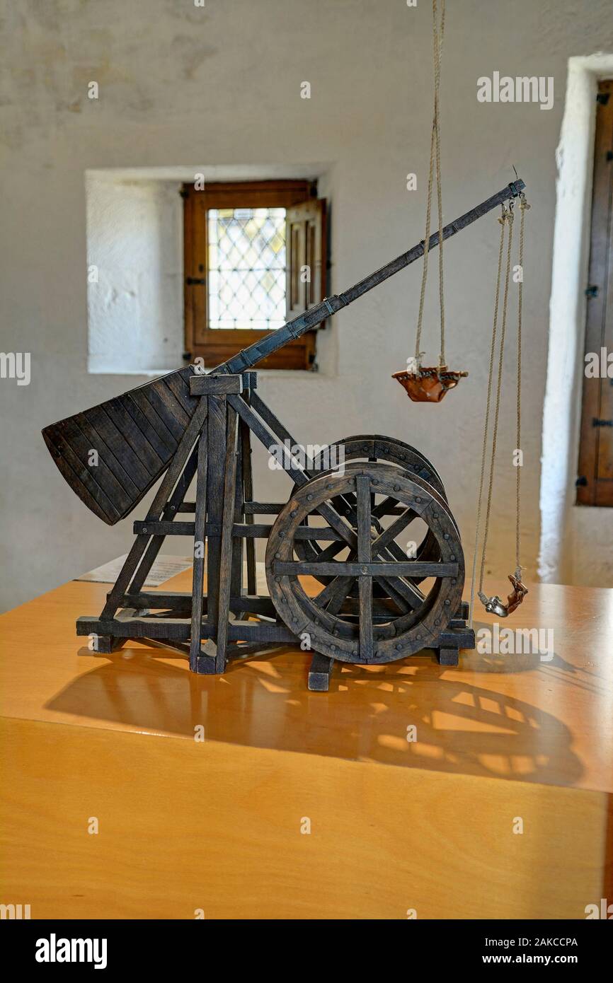 Francia, Dordogne, Perigord Noir, Valle della Dordogna, Castelnaud la Chapelle, macchina da guerra del Medioevo sul castello medievale in Musee de la Guerre au Moyen Age (Museo del Medioevo Guerra) Foto Stock