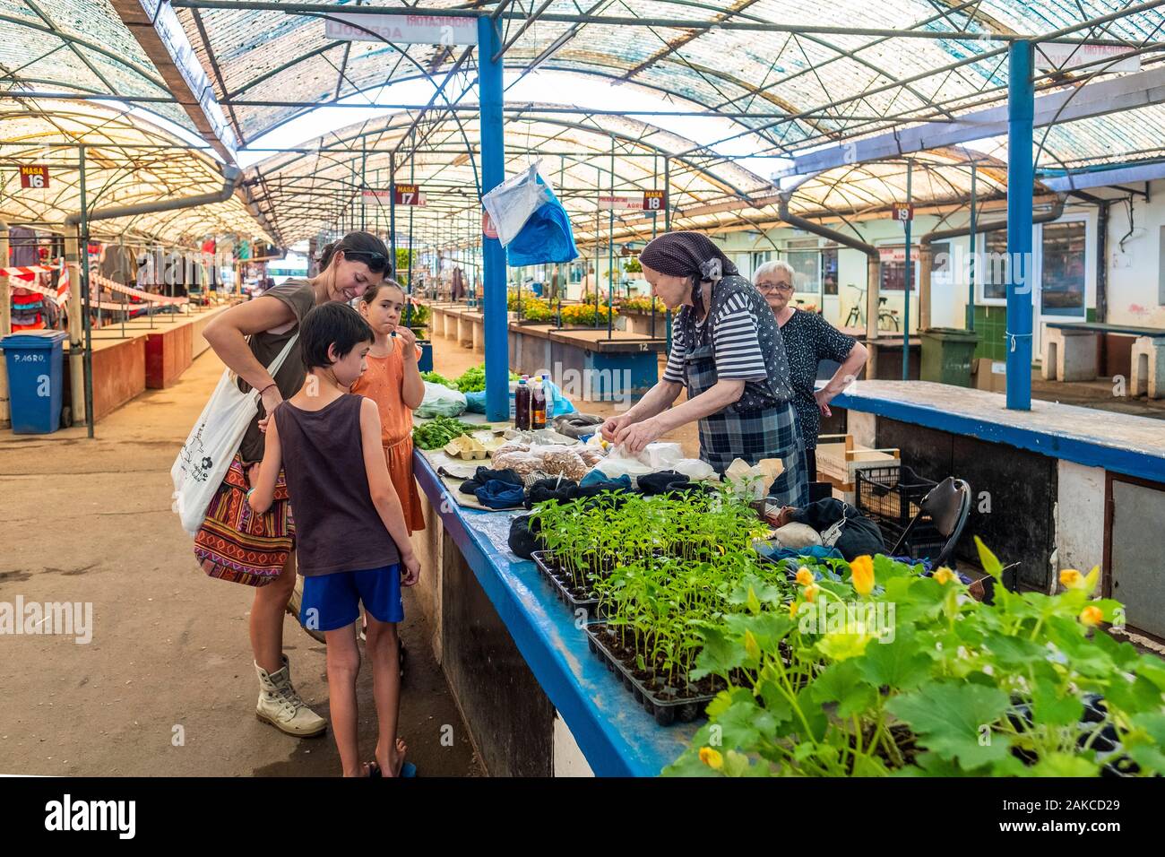 La Romania, Budapest, incontro con un contadino rumeno ragazza presso la città di mercato Foto Stock
