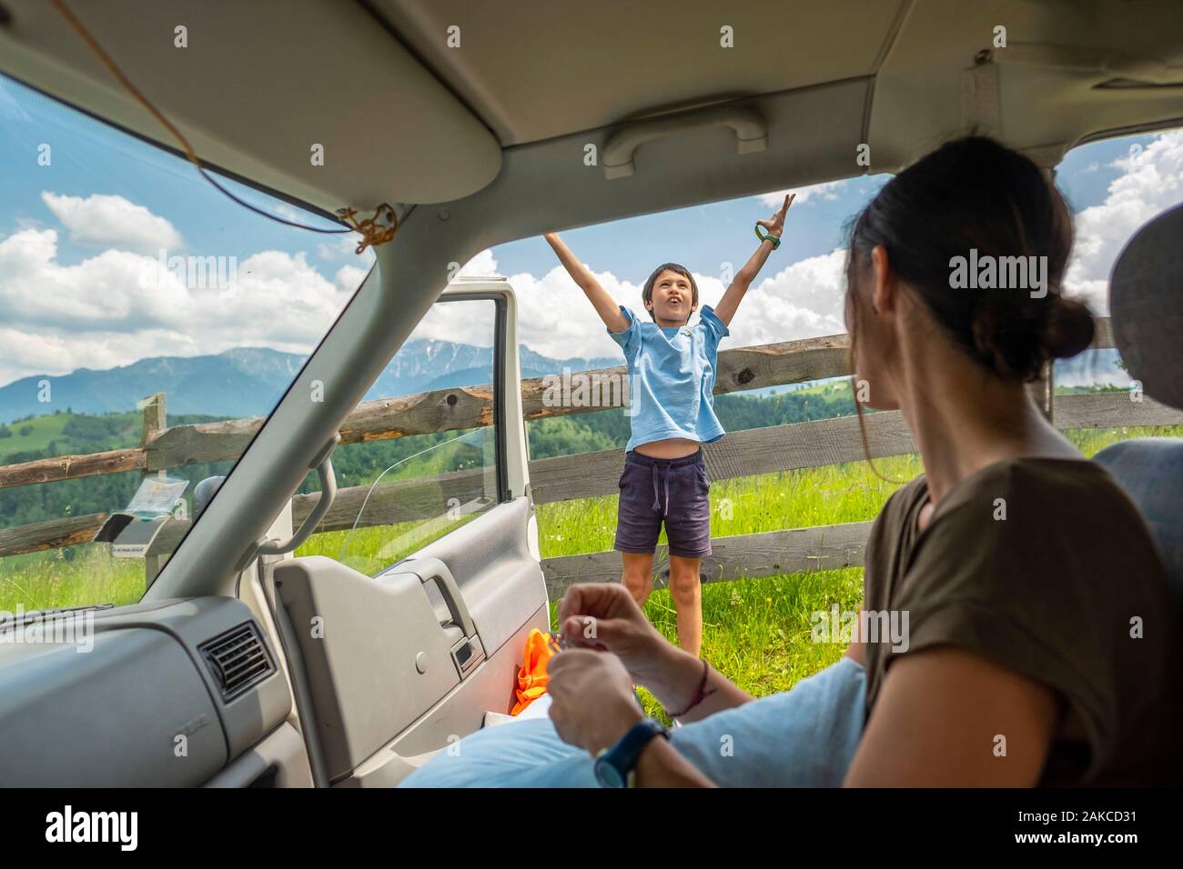 La Romania, Mosnita Noua, Clément fa una dimostrazione di allacciatura paracadute costruito da se stesso Foto Stock