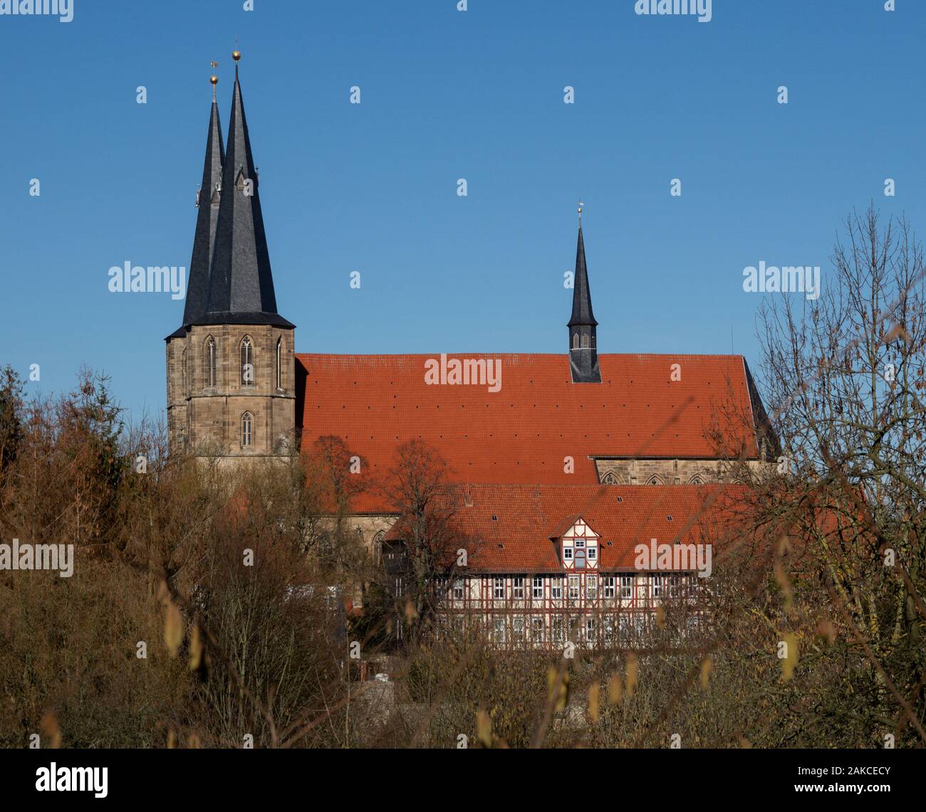 Vista della città dalla città tedesca Duderstadt con la Santa Chiesa Cyriakus Foto Stock