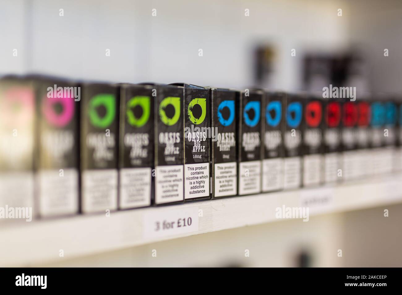 Suffolk, Regno Unito il 18 maggio 2019; la nuova e-sapori di sigaretta sul display per la vendita in un negozio di vape Foto Stock