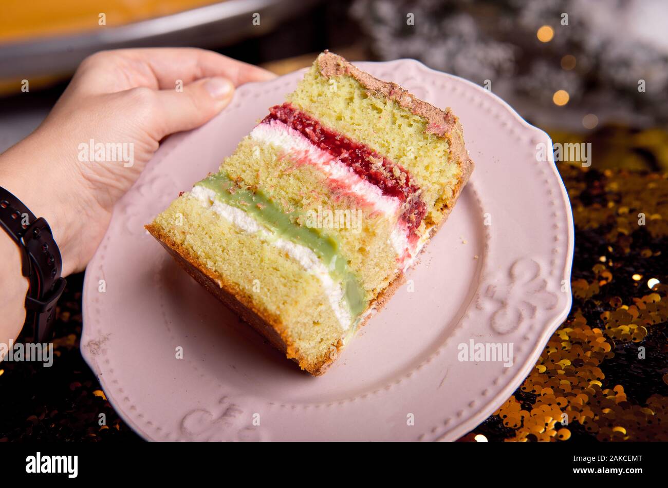 Golden brillante gustosa torta è tagliato a pezzi. Una fetta di torta su una piastra di rosa. In casa la cottura per una festa per i bambini. Foto Stock