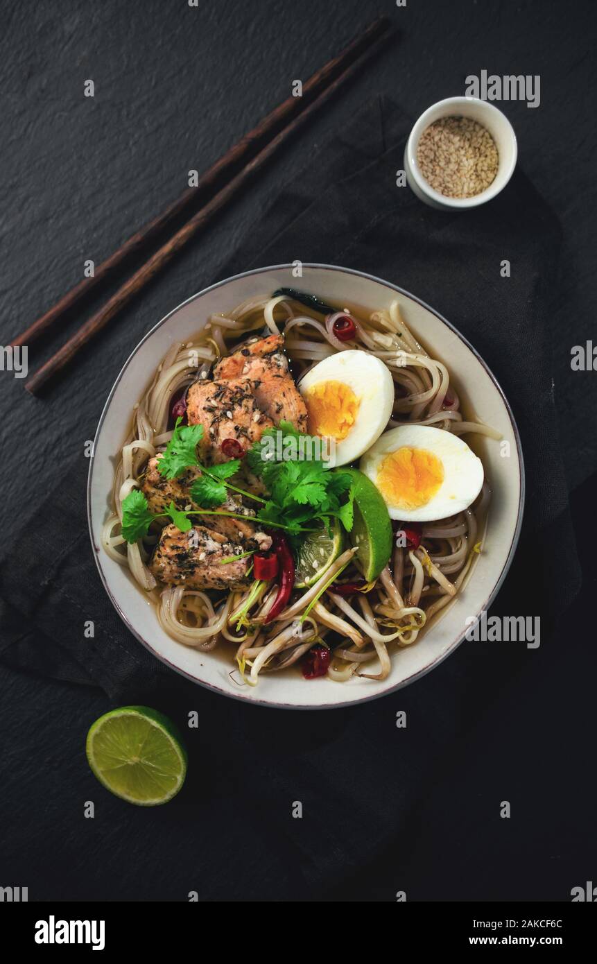 Tradizionale zuppa di ramen con uova, cibo asiatico Foto Stock