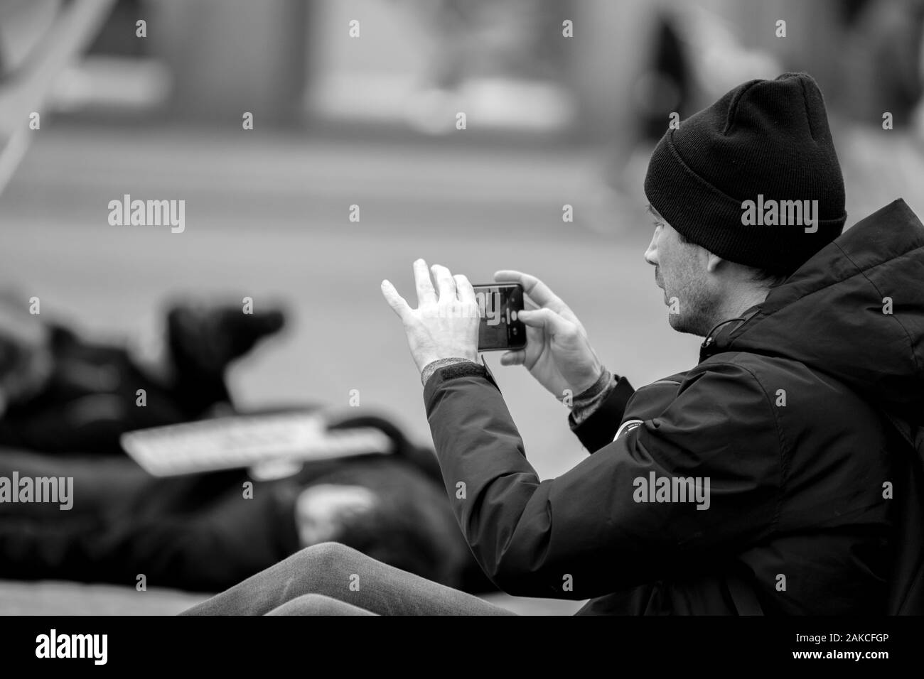 Scattare foto a manifestanti giocando alla ribellione Gruppo di estinzione alla dimostrazione sulla diga presso il 6-1-2020 Amsterdam Paesi Bassi 2020 In Foto Stock