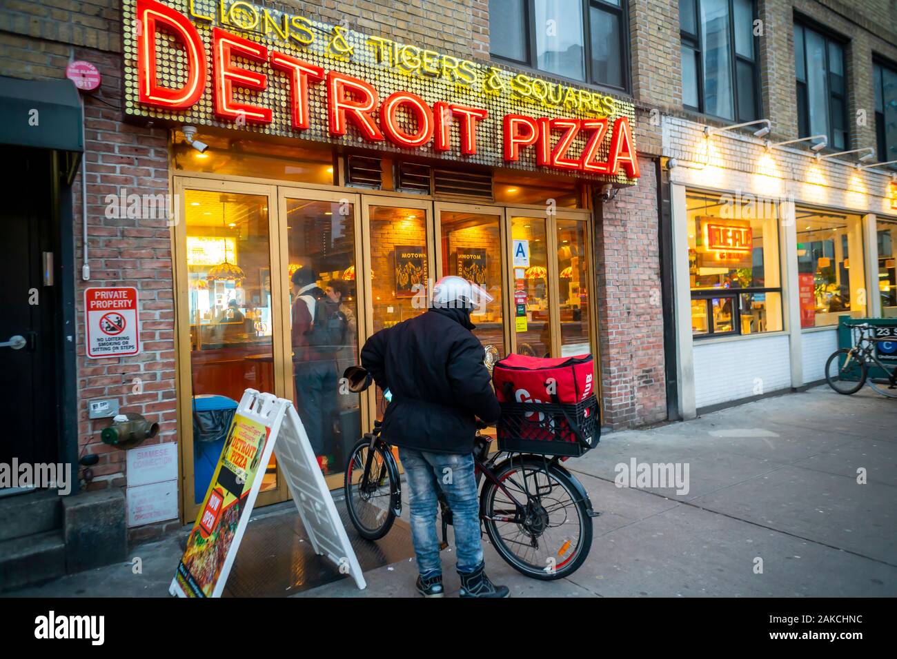 Una consegna GrubHub lavoratore si prepara a consegnare alcuni stile di Detroit pizza a New York il Mercoledì, 1 gennaio 2019. (© Richard B. Levine) Foto Stock