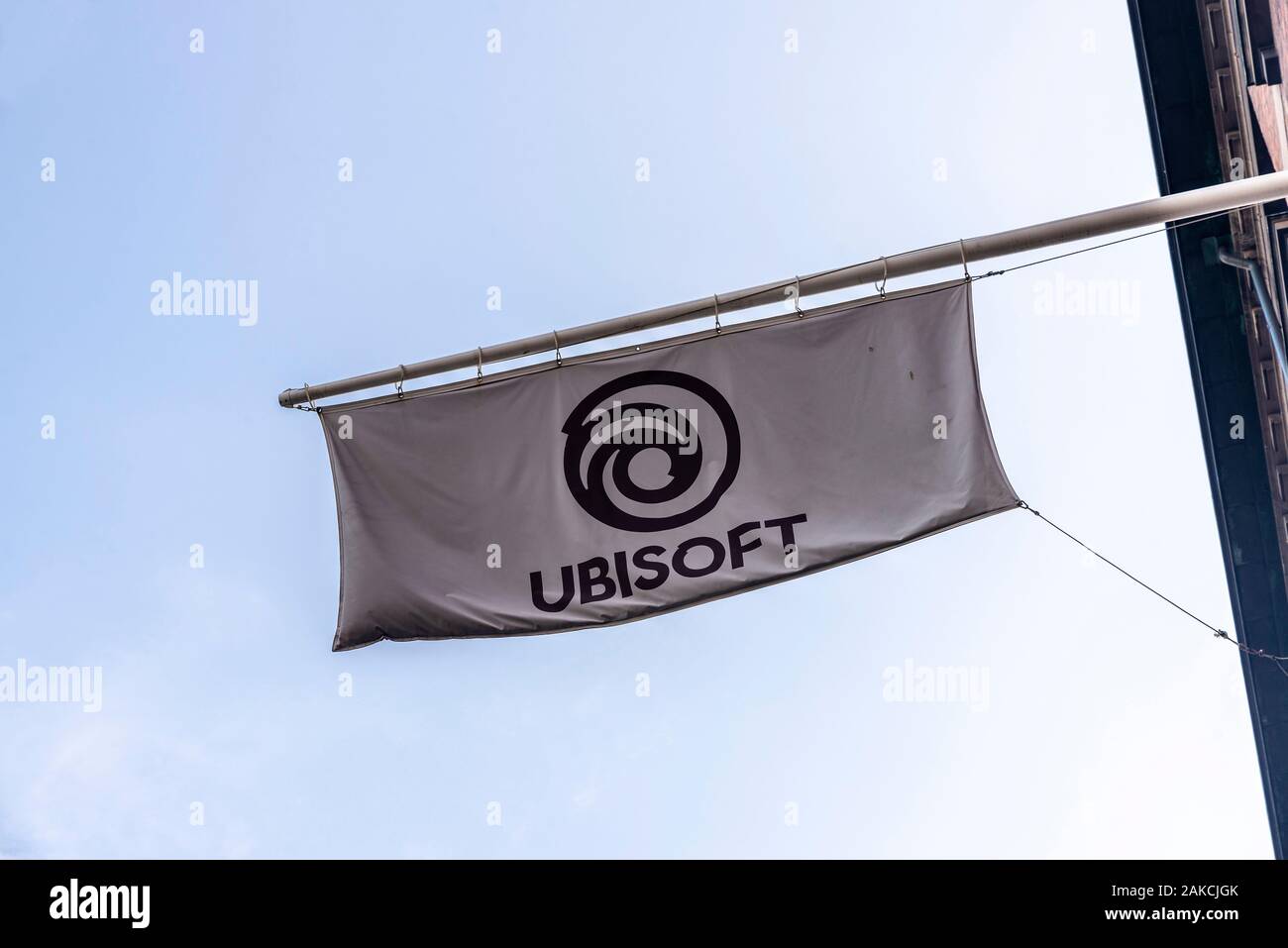 Malmo, Svezia - 29 agosto 2019: il Logo di Ubisoft Ubi Soft Entertainment SA), un video gioco di società, su una bandiera a Malmö, in Svezia Foto Stock