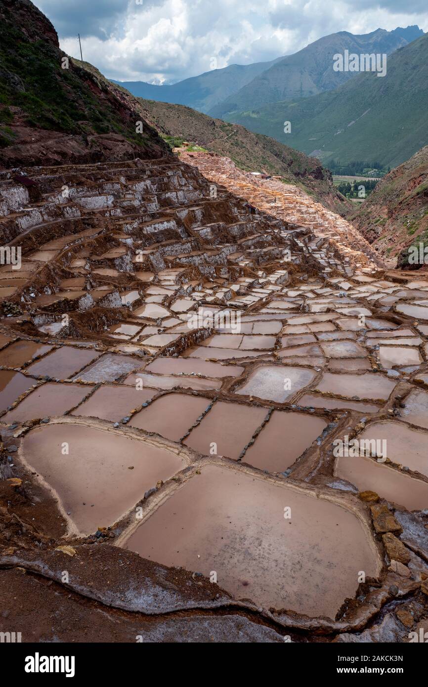 Salinas de Maras o miniere di sale di Maras in Perù Foto Stock