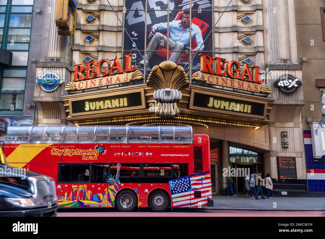 Il Regal Cinemas in Times Square a New York sono visti domenica 5 gennaio 2020. Box office lordo per il 2019 era $11.4 biliion, meno di 2018 a $11,8 miliardi di euro, nonostante il fatto che la massima estrapolazione film di tutti i tempi è stata 2019Õs ÒAvengers: EndgameÓ. (© Richard B. Levine) Foto Stock