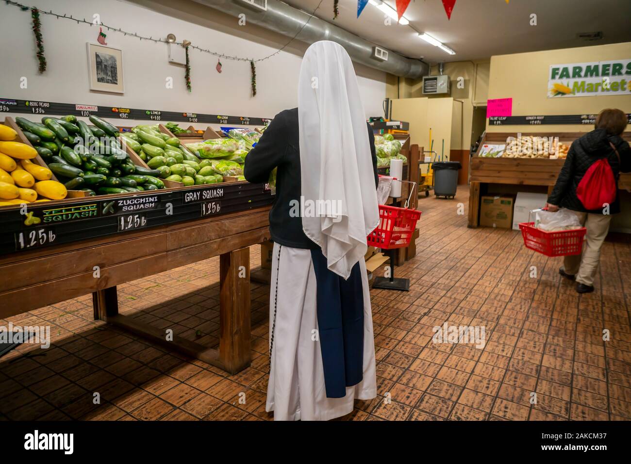 Una suora cattolica negozi per produrre in un negozio di generi alimentari in una New York Martedì, 7 gennaio 2020. (© Richard B. Levine) Foto Stock