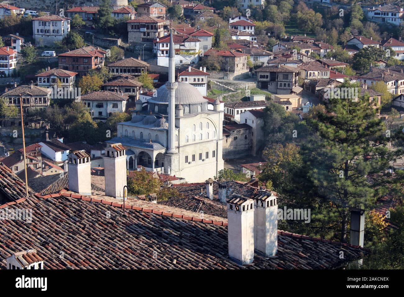 Safranbolu Izzet Pasha Moschea, un periodo ottomano dalla massa elevata con il paesaggio. Foto Stock