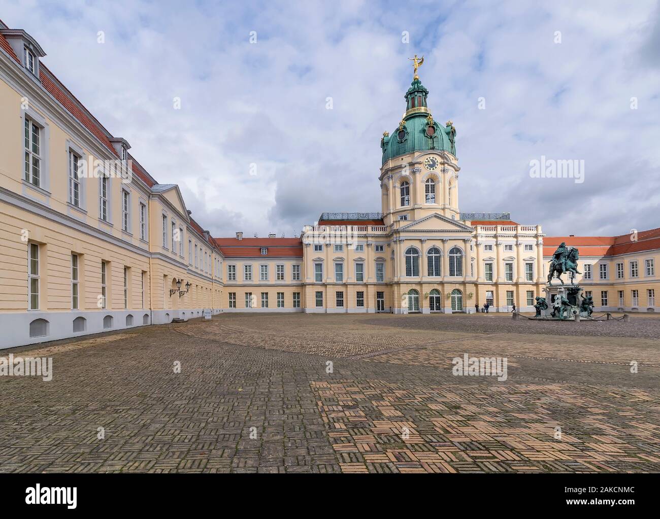 Bellissima vista del cortile d'ingresso del Castello di Charlottenburg di Berlino, Germania Foto Stock