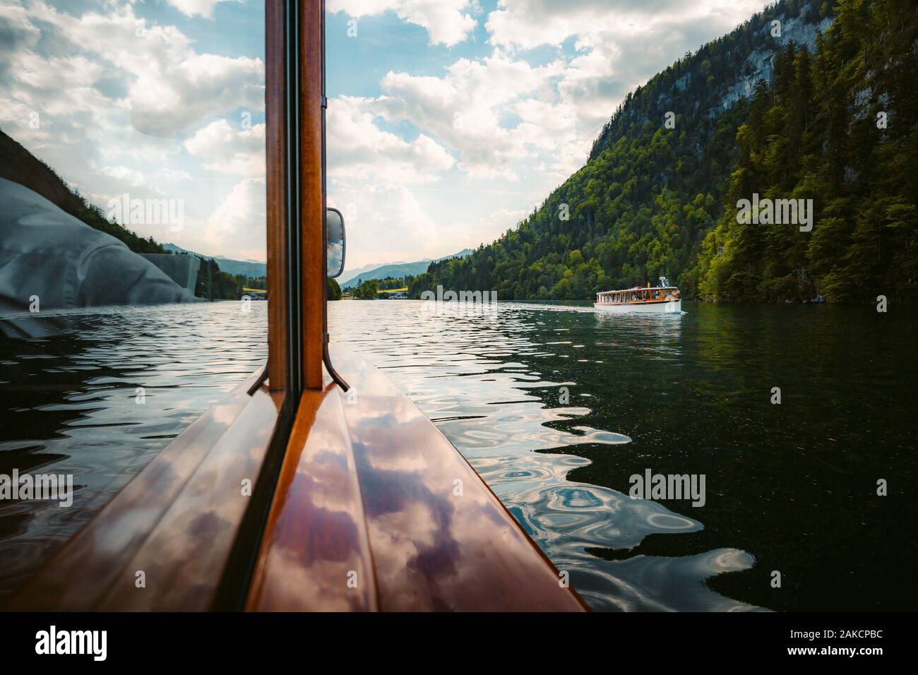 Barche tradizionali sul famoso Lago Konigssee su un bel modoy giorno nuvoloso in estate, Berchtesgadener Land di Baviera, Germania Foto Stock