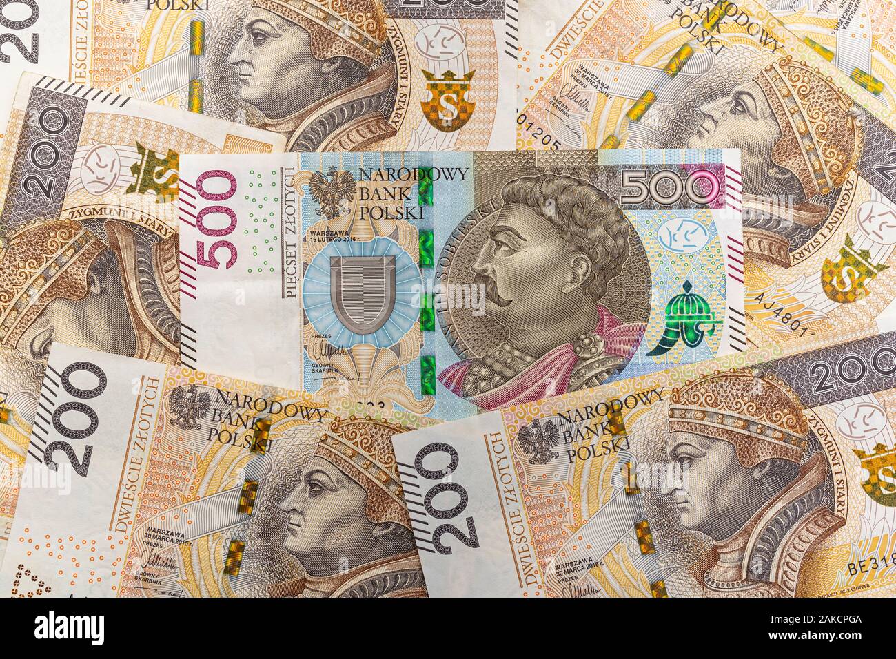 Il lato anteriore di una rara eleganza 500 PLN banconota compresa tra 200 PLN zloty polacco di banconote. Foto Stock