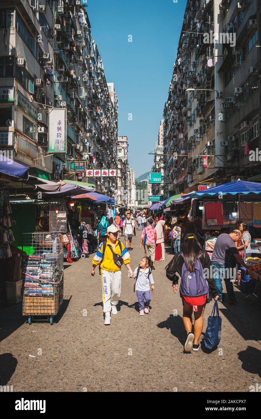 Hong Kong Cina - Novembre 2019: gente che cammina sulla strada del mercato di HongKong, MongKok Foto Stock