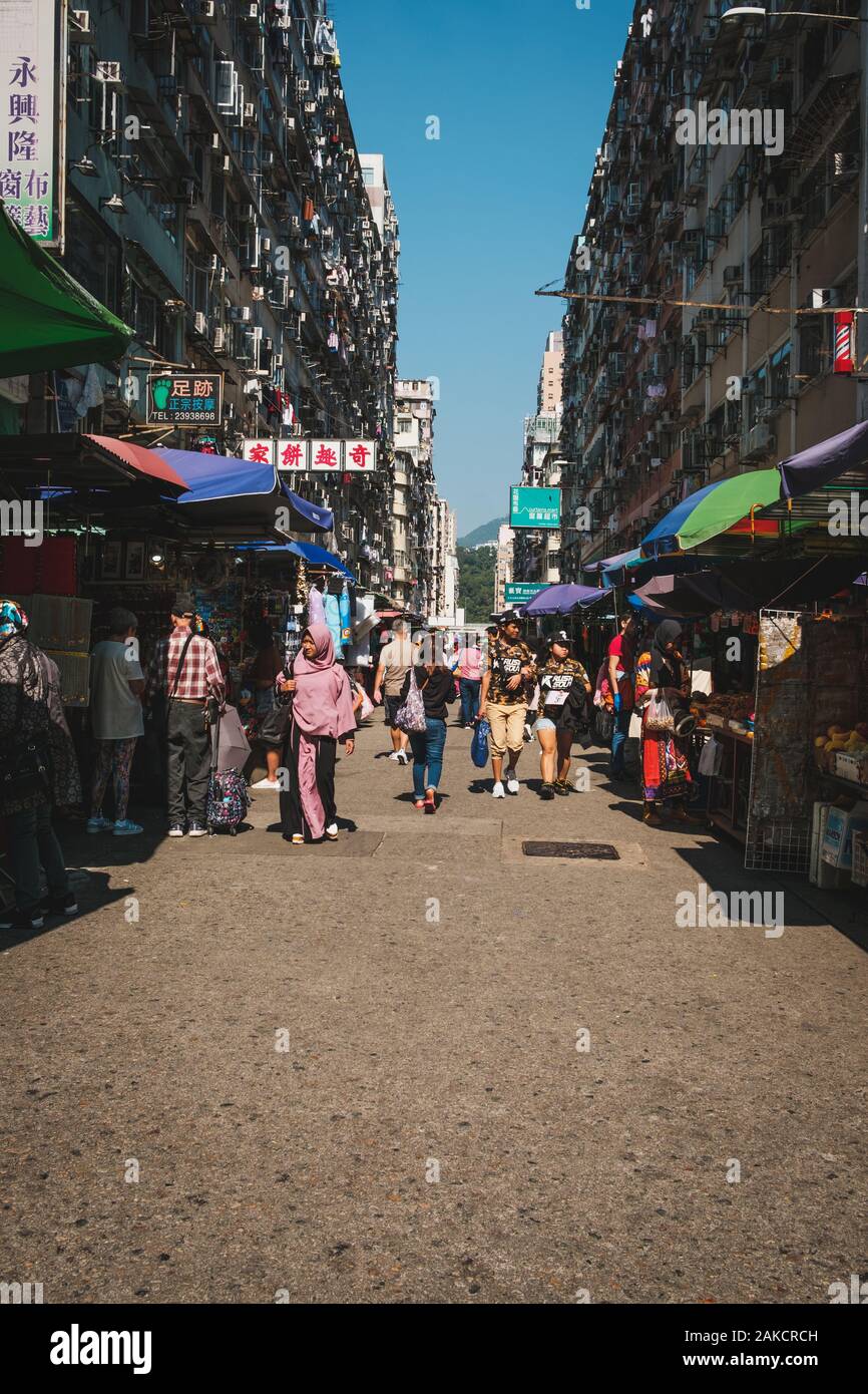 Hong Kong Cina - Novembre 2019: gente che cammina sulla strada del mercato di HongKong, MongKok Foto Stock