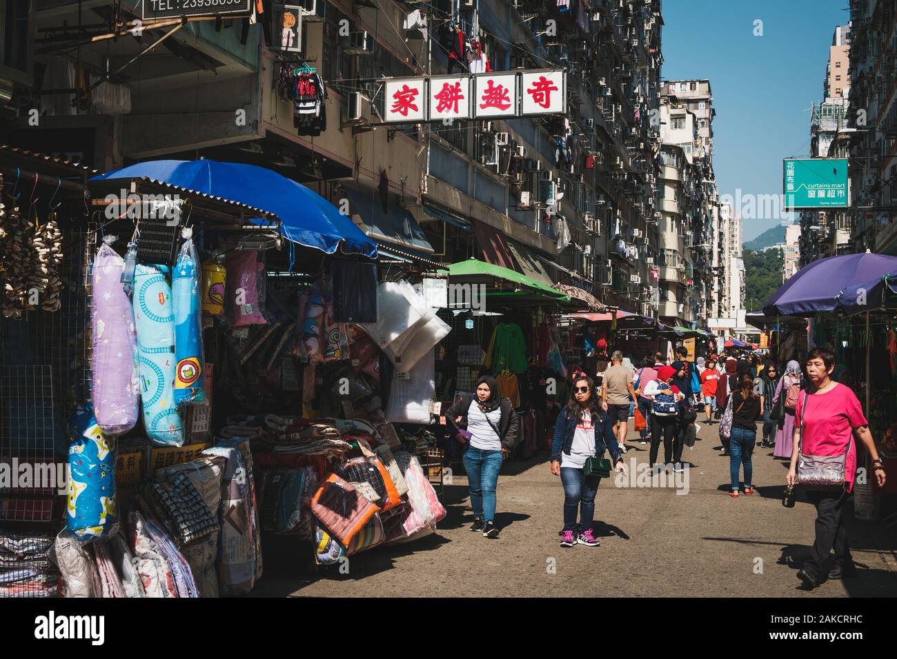 Hong Kong Cina - Novembre 2019: gente che cammina sulla strada del mercato di HongKong, MongKok Foto Stock