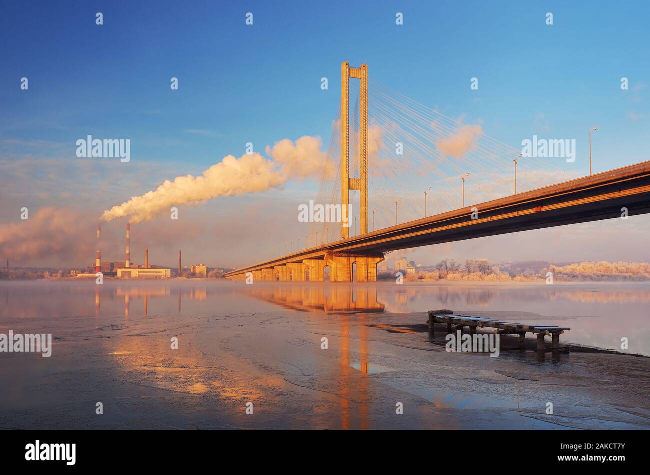 Il paesaggio urbano con un ponte d'inverno. Dnipro River, Kiev, Ucraina Foto Stock