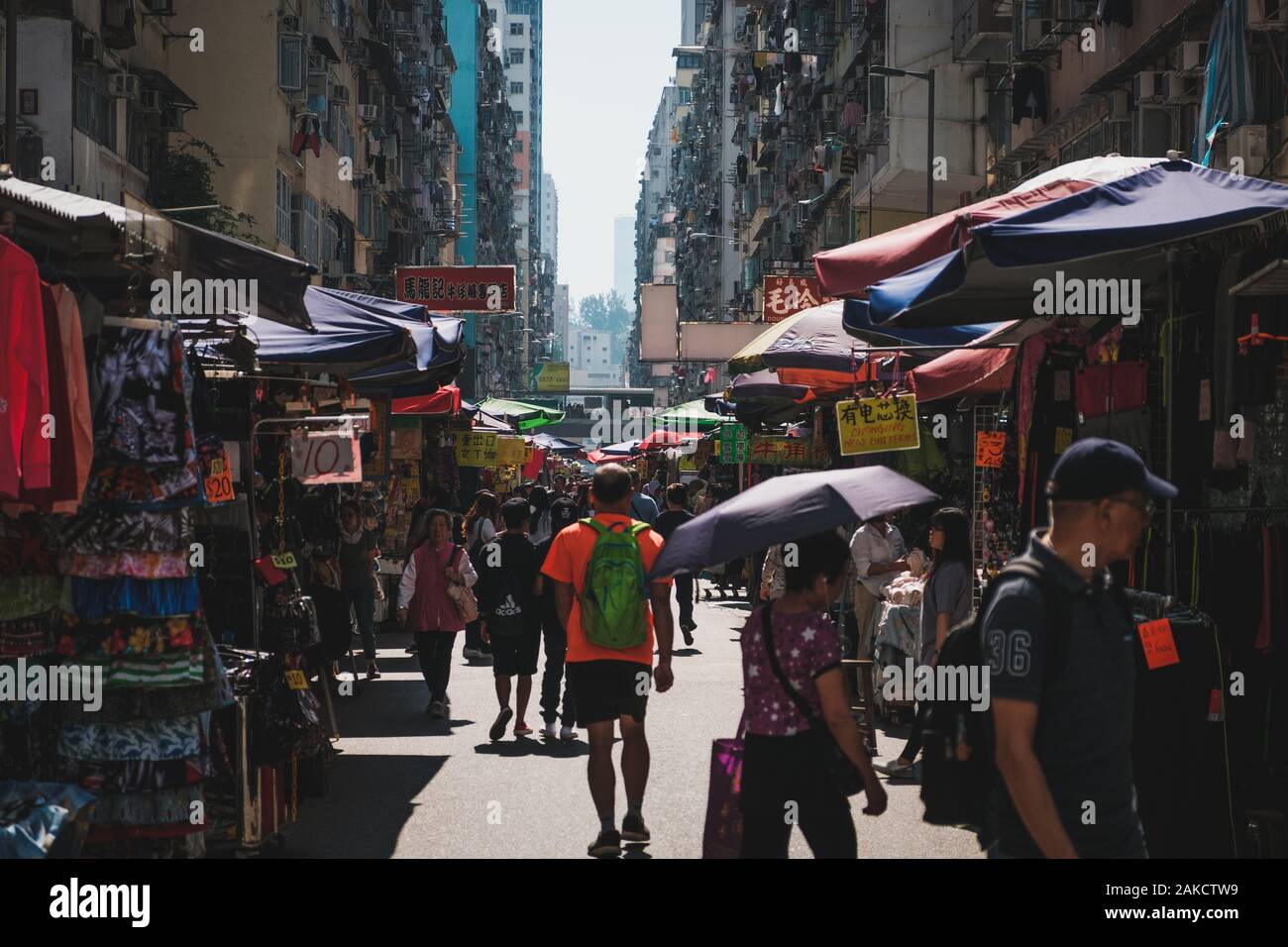 Hong Kong Cina - Novembre 2019: gente che cammina sulla strada del mercato di HongKong, MongKok Foto Stock