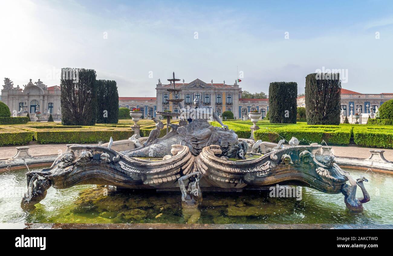 Vista parco sul palazzo nazionale di Queluz, Portogallo Foto Stock