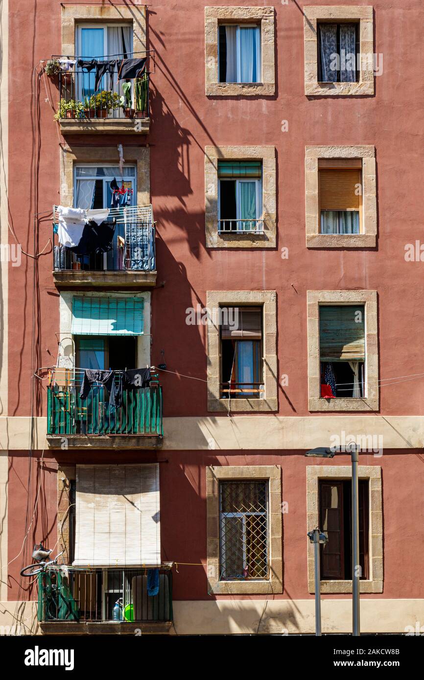 Appartamento con balcone e lavatrice a Barcellona, Spagna. Foto Stock