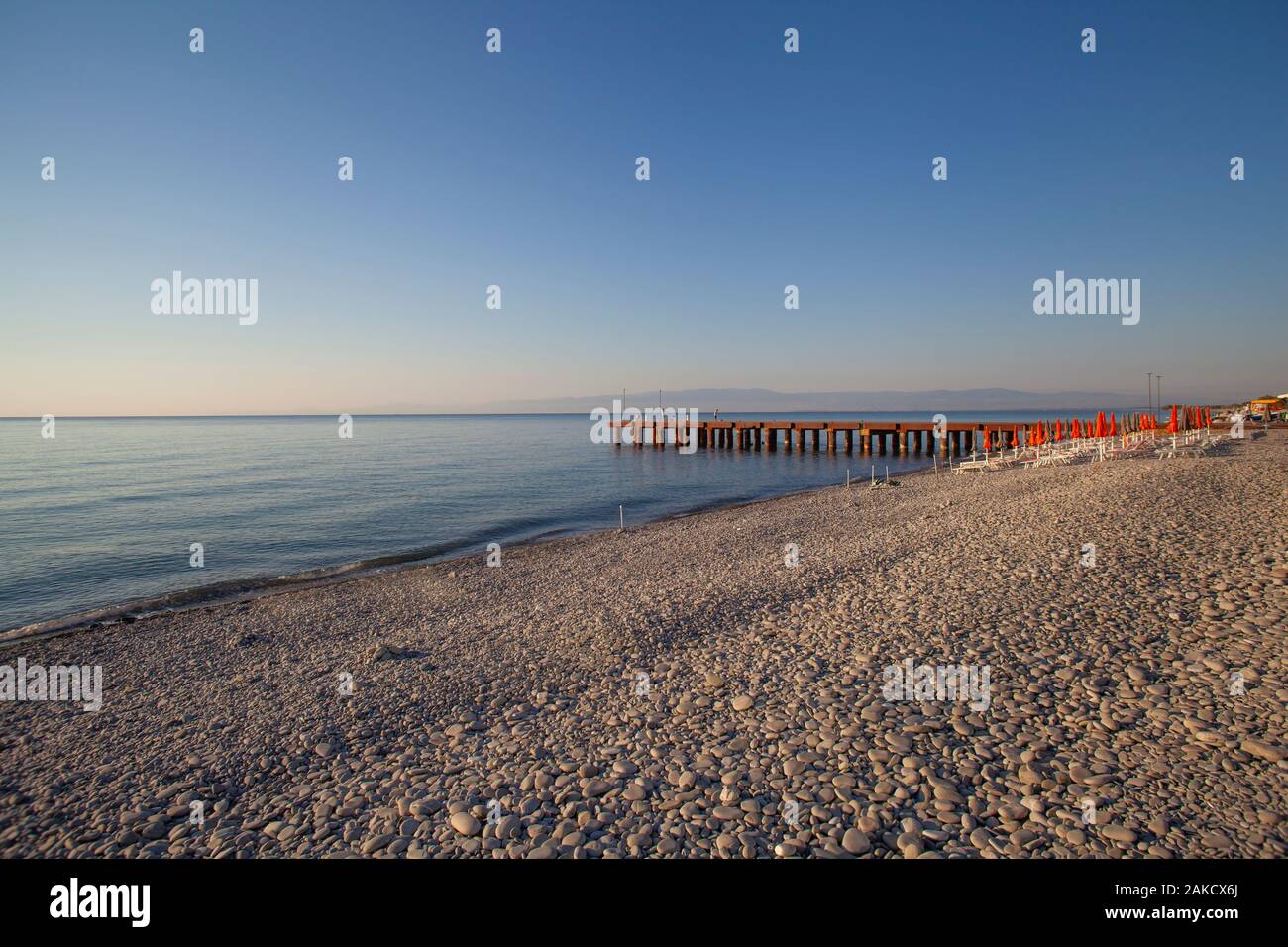 Seascape vista con pier la mattina presto (Trebisacce, Calabria, Italia) Foto Stock