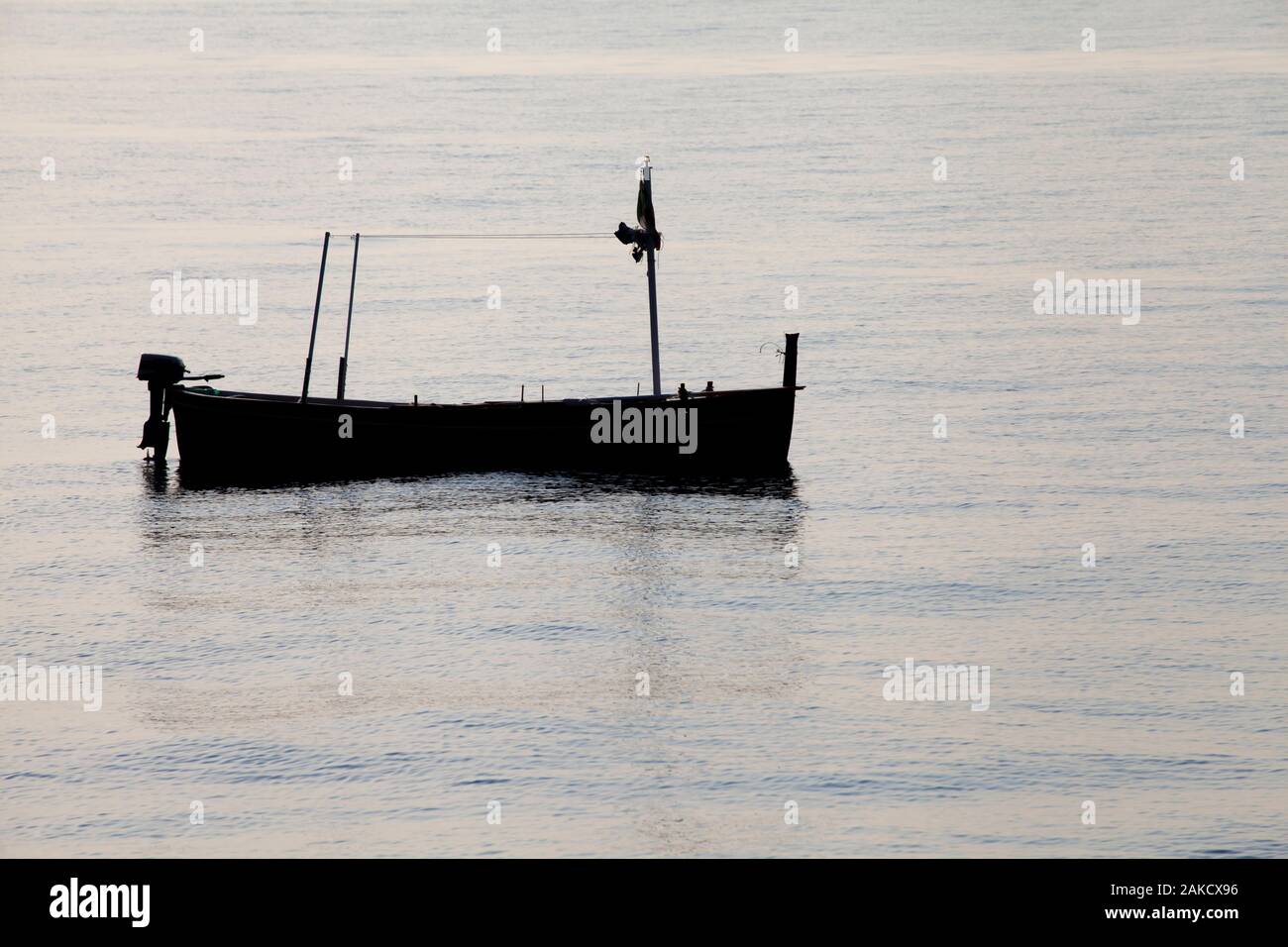 Barca da pesca ormeggiate silhouette offshore (vuoto, nessun popolo intorno) Foto Stock