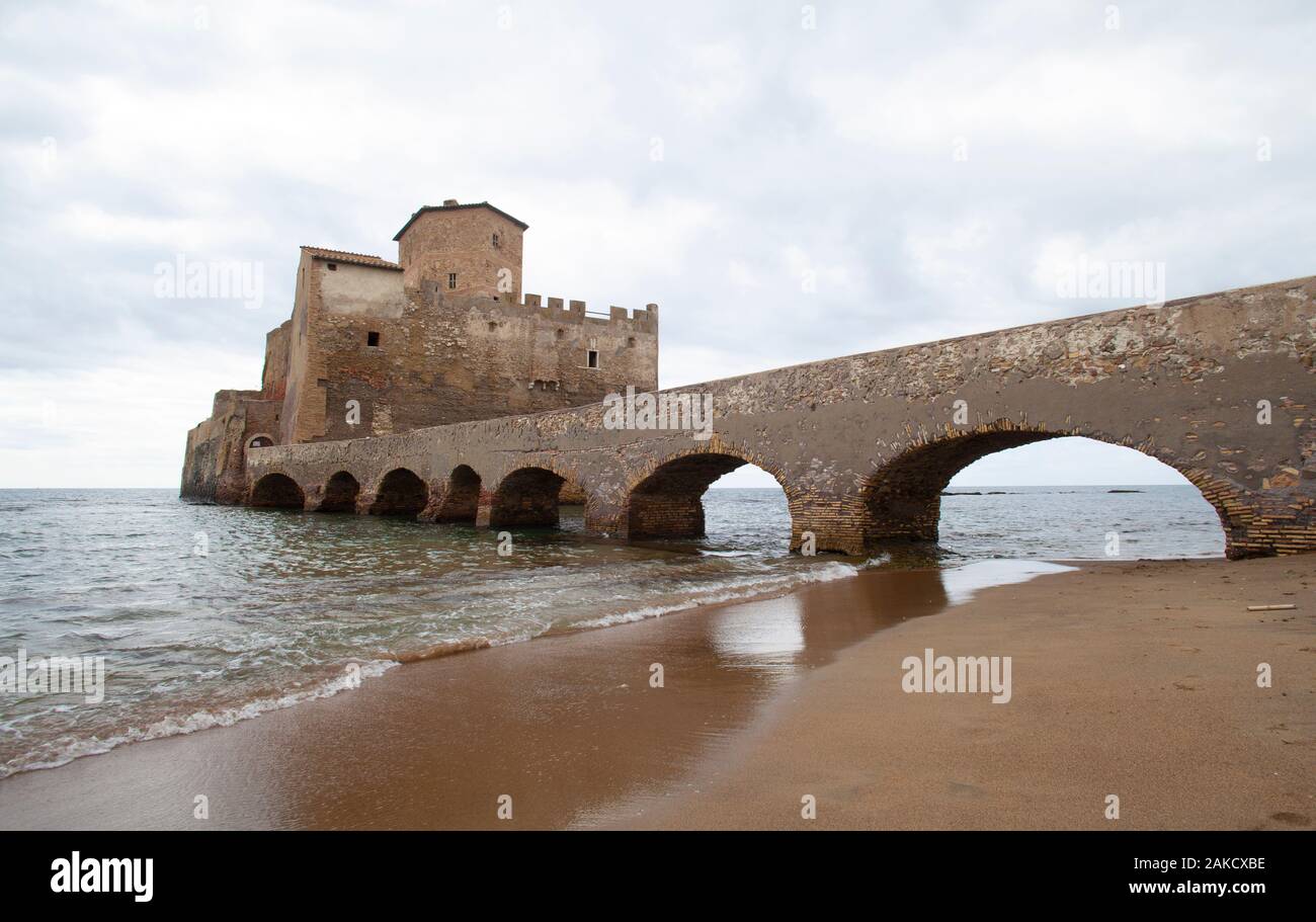 Antica fortezza costruita sopra il Tirreno (Torre Astura, Nettuno, Italia) Foto Stock