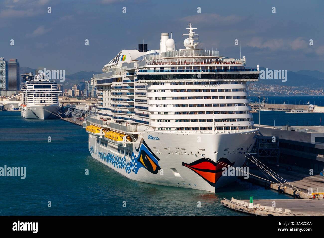 La nave da crociera AIDAnova 2018 è ormata al terminal del porto di Barcellona, Spagna. Funziona esclusivamente con gas naturale liquefatto e trasporta fino a 6500 passeggeri. Foto Stock