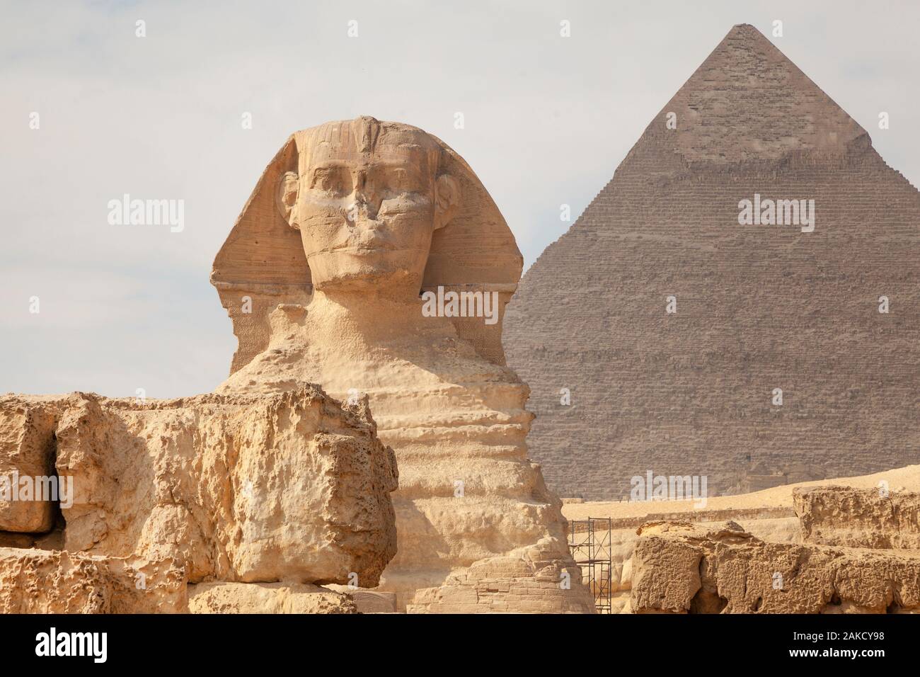 Vista frontale della testa della Sfinge e piramide di Khafre (Chephren) vicino a città del Cairo, Egitto Foto Stock