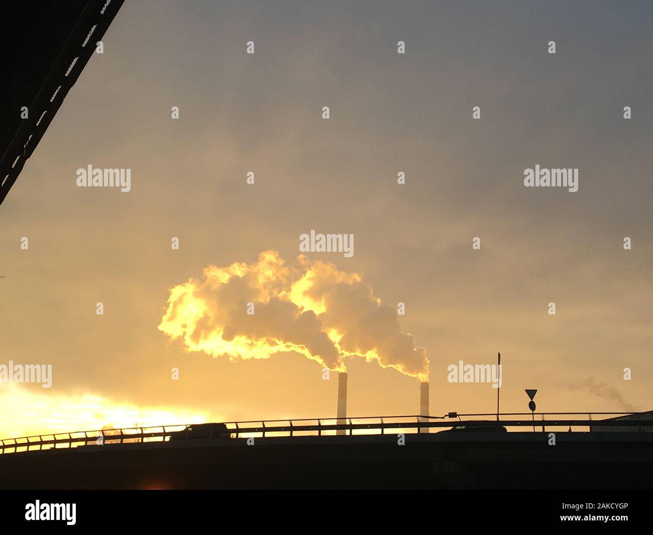 Foto dell'inquinamento ecologico della zona industriale della città di Kyiv. Inquinamento atmosferico da industria pesante al mattino al sorgere del sole in inverno Foto Stock