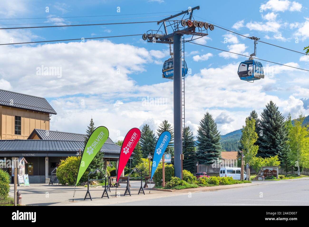 Gondole passare dalla Silver Mt Ski Resort, sito di una valanga che ha ucciso 2 sciatori nel gennaio 2020 e il più lungo tratto solo gondola nel mondo Foto Stock