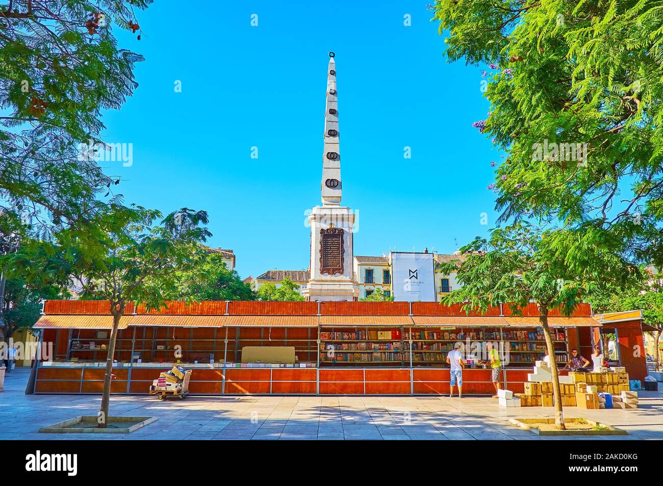 MALAGA, Spagna - 26 settembre 2019: Plaza de la Merced (quadrato) è occupata con libro bancarelle del mercato delle pulci, circostante il monumento di Torrijos, su ECCETTO PONTI Foto Stock